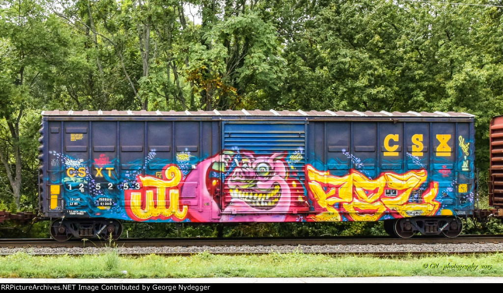 CSX 125253 Classic Bo0x Car with Graffiti